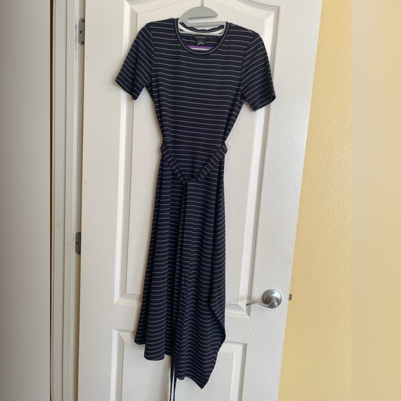 Short sleeve crew neck. Asymmetrical hem with slit at left side. - Picture 3 of 4